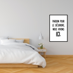 Canvas 24 x 36 - Pardon pour le désordre, nous vivons ici.