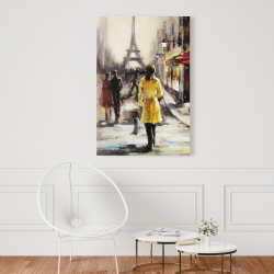 Toile 24 x 36 - Femme au manteau jaune marchant dans la rue