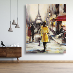 Toile 48 x 60 - Femme au manteau jaune marchant dans la rue