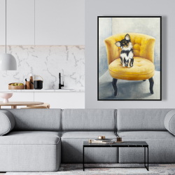 Encadré 36 x 48 - Chihuahua à poil long sur fauteuil jaune
