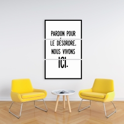 Canvas 24 x 36 - Pardon pour le désordre, nous vivons ici.