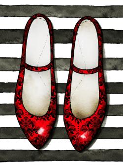 Brillantes chaussures rouges sur fond rayé