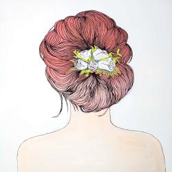 Femme de dos avec fleurs dans les cheveux