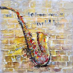 Saxophone sur mur de brique