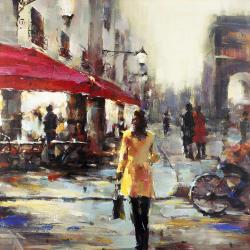 Femme marchant dans paris