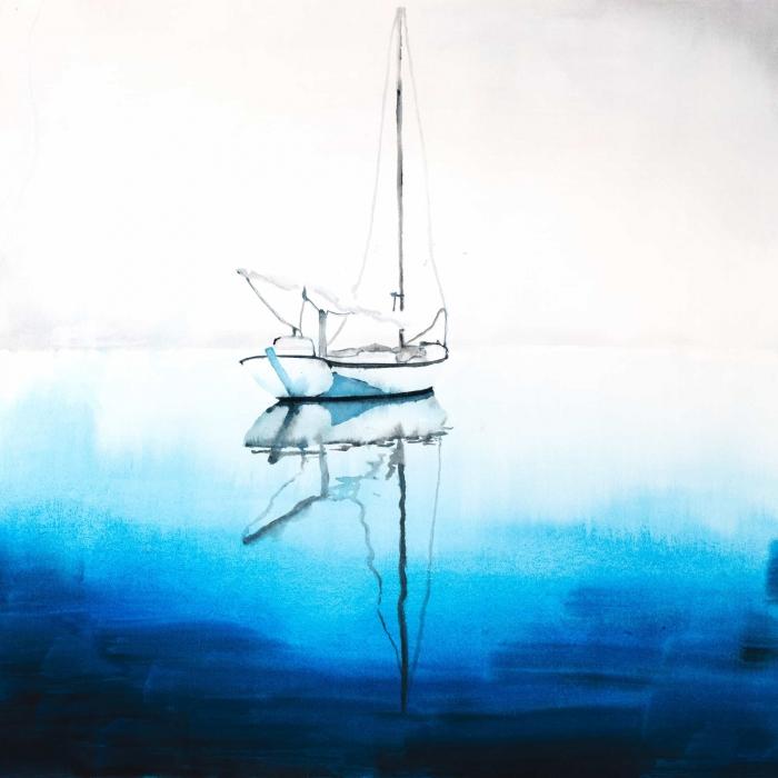 Bateau blanc sur eau d'un bleu profond