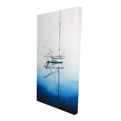 Bateau blanc sur eau d'un bleu profond