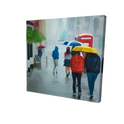 Gens marchant par un jour de pluie