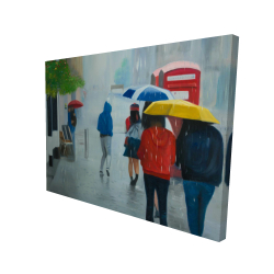 Gens marchant par un jour de pluie