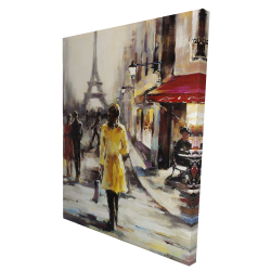 Femme au manteau jaune marchant dans la rue