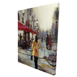 Femme marchant dans paris