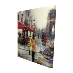 Femme marchant dans paris