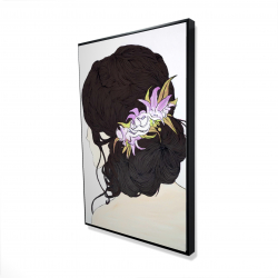 Brunette de dos avec fleurs rose