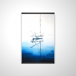 Bateau blanc sur eau d'un bleu profond