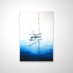 Bateau blanc sur eau d'un bleu profond